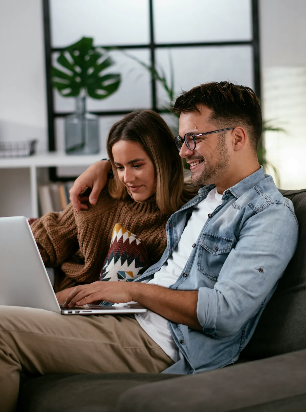 Couple souriant, image illustrative