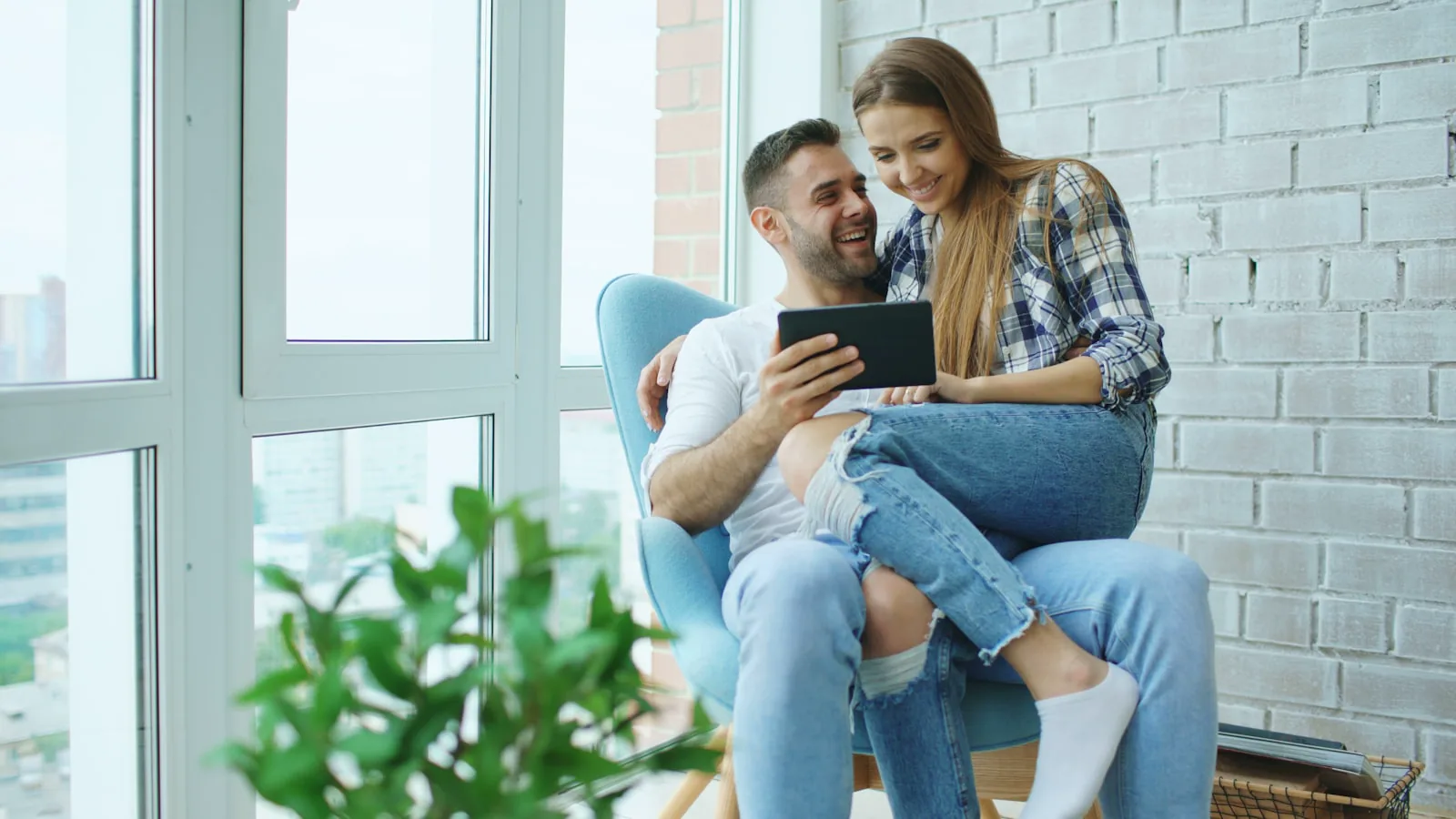 Couple consultant un appareil, image illustrative